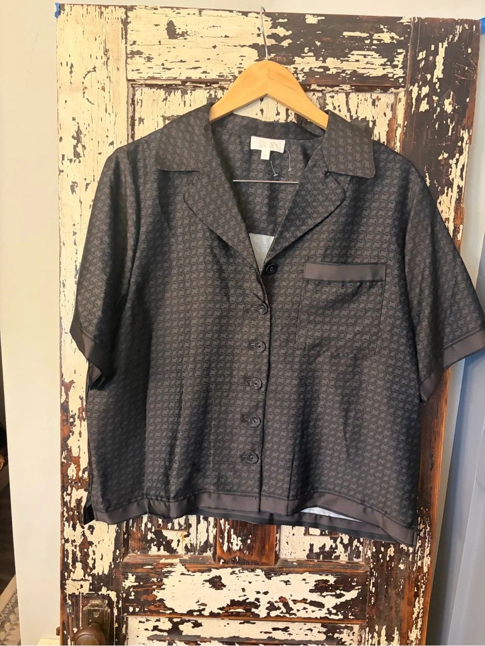 Le’AL.X all over print women’s Short Sleeve Button-Up Blouse. Satin feel. Size L